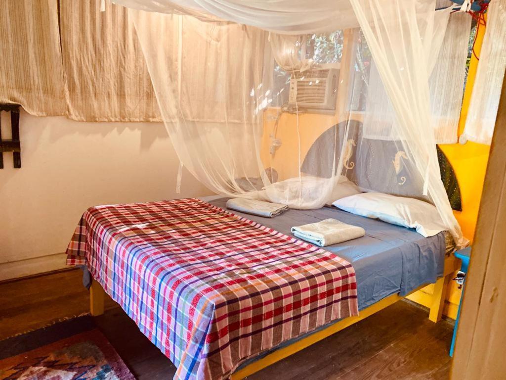 Hotel La Casa Rosada Lívingston Екстериор снимка