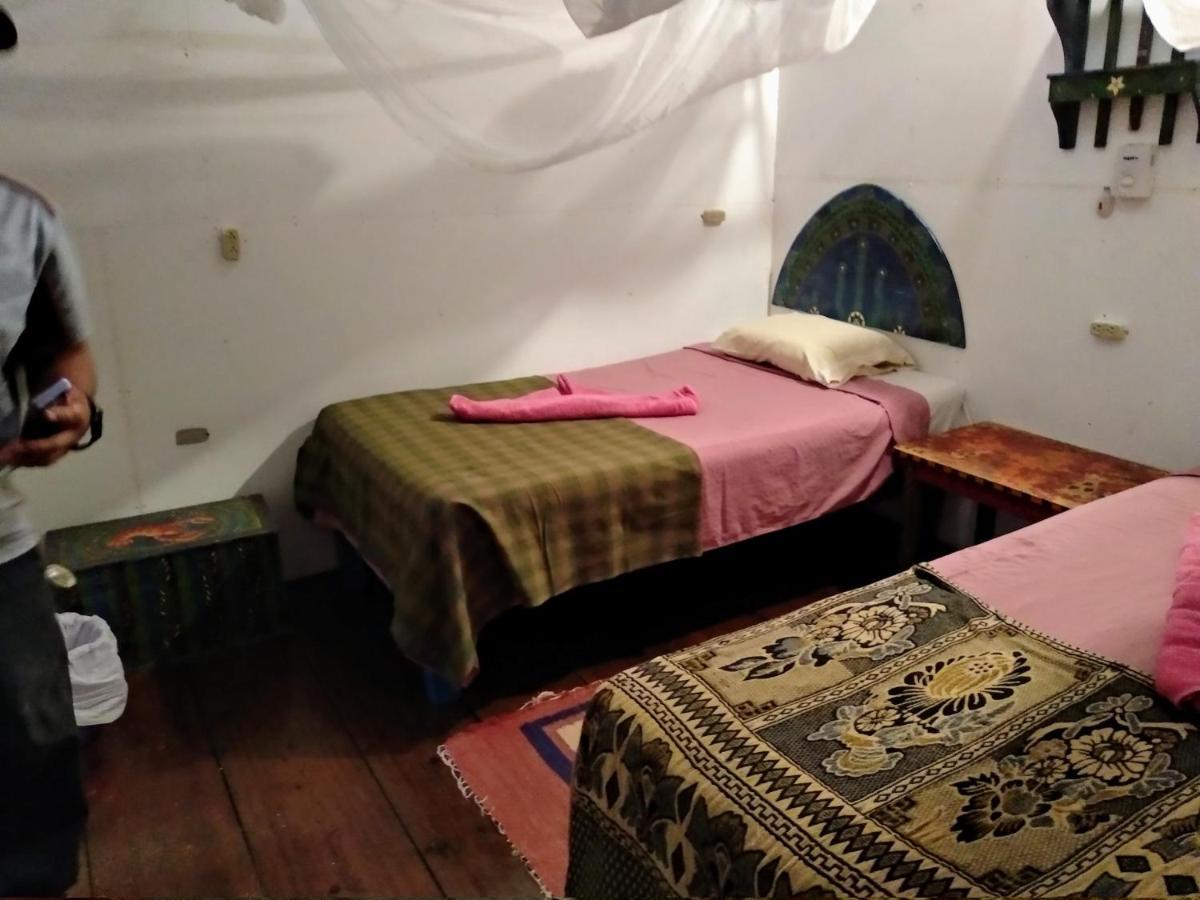 Hotel La Casa Rosada Lívingston Екстериор снимка